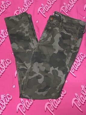 NWOT Old Navy Rockstar Super Skinny Camouflage Camo Straight Leg Jeans Pant
